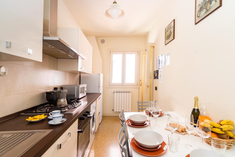 Kitchen or kitchenette, Dining area, Communal kitchen