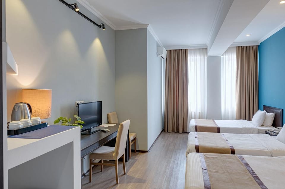 Bed, TV and multimedia, Photo of the whole room, Seating area, Bedroom, air conditioner
