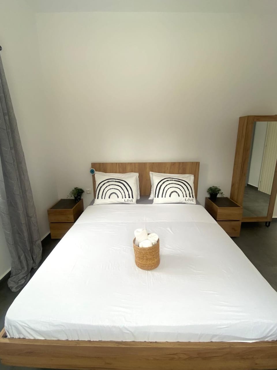 Photo of the whole room, Bedroom