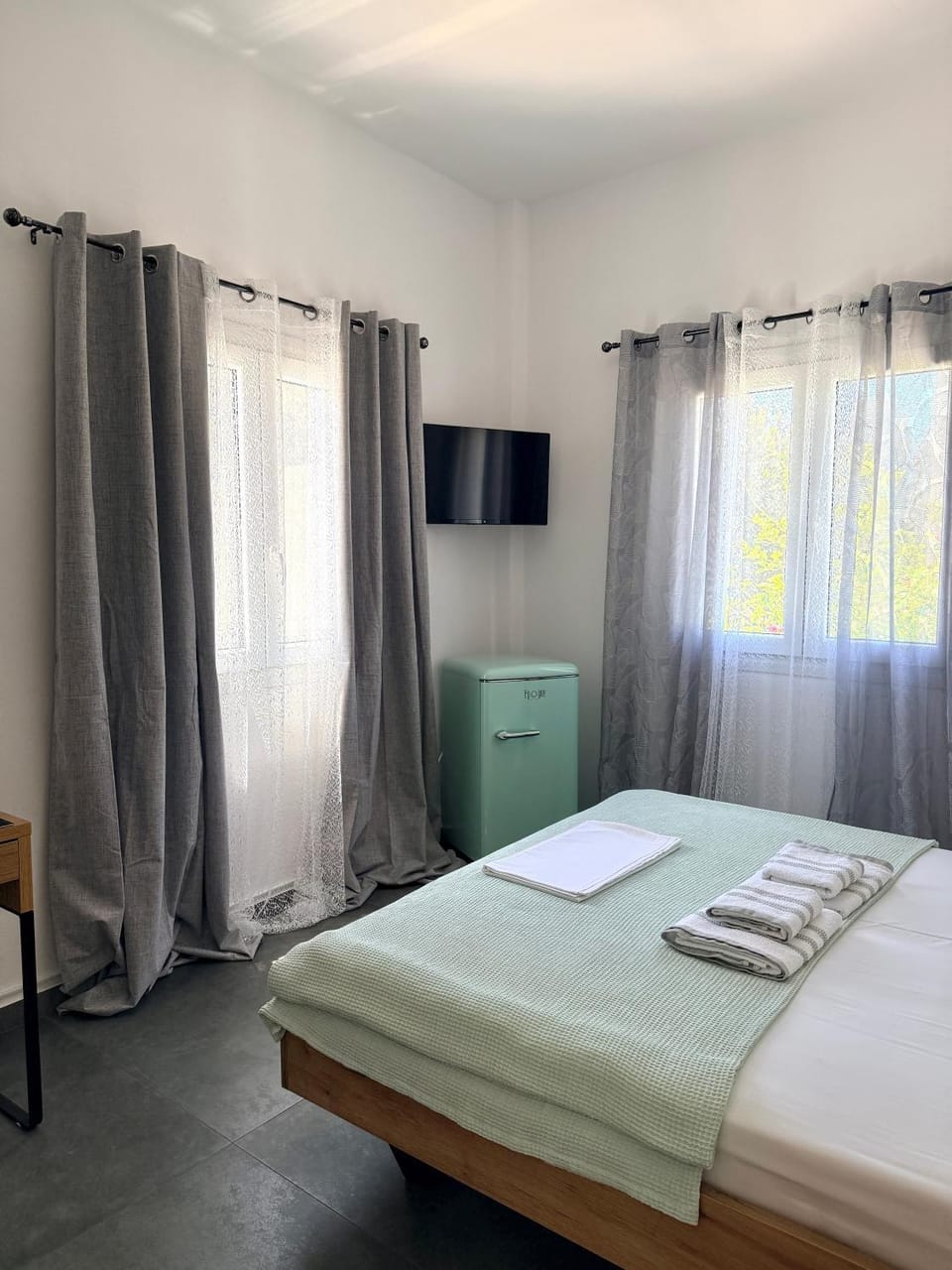Bed, TV and multimedia, Photo of the whole room, Bedroom
