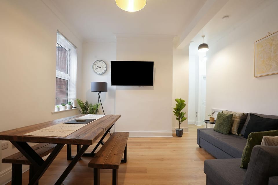 Modern 2 Bed Apt with Roof Terrace - Ecclesall Rd - Now Hosted by StayHostSave Apartment in Sheffield