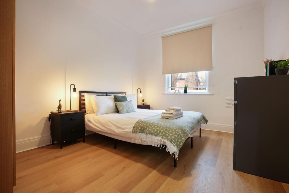 Modern 2 Bed Apt with Roof Terrace - Ecclesall Rd - Now Hosted by StayHostSave Apartment in Sheffield