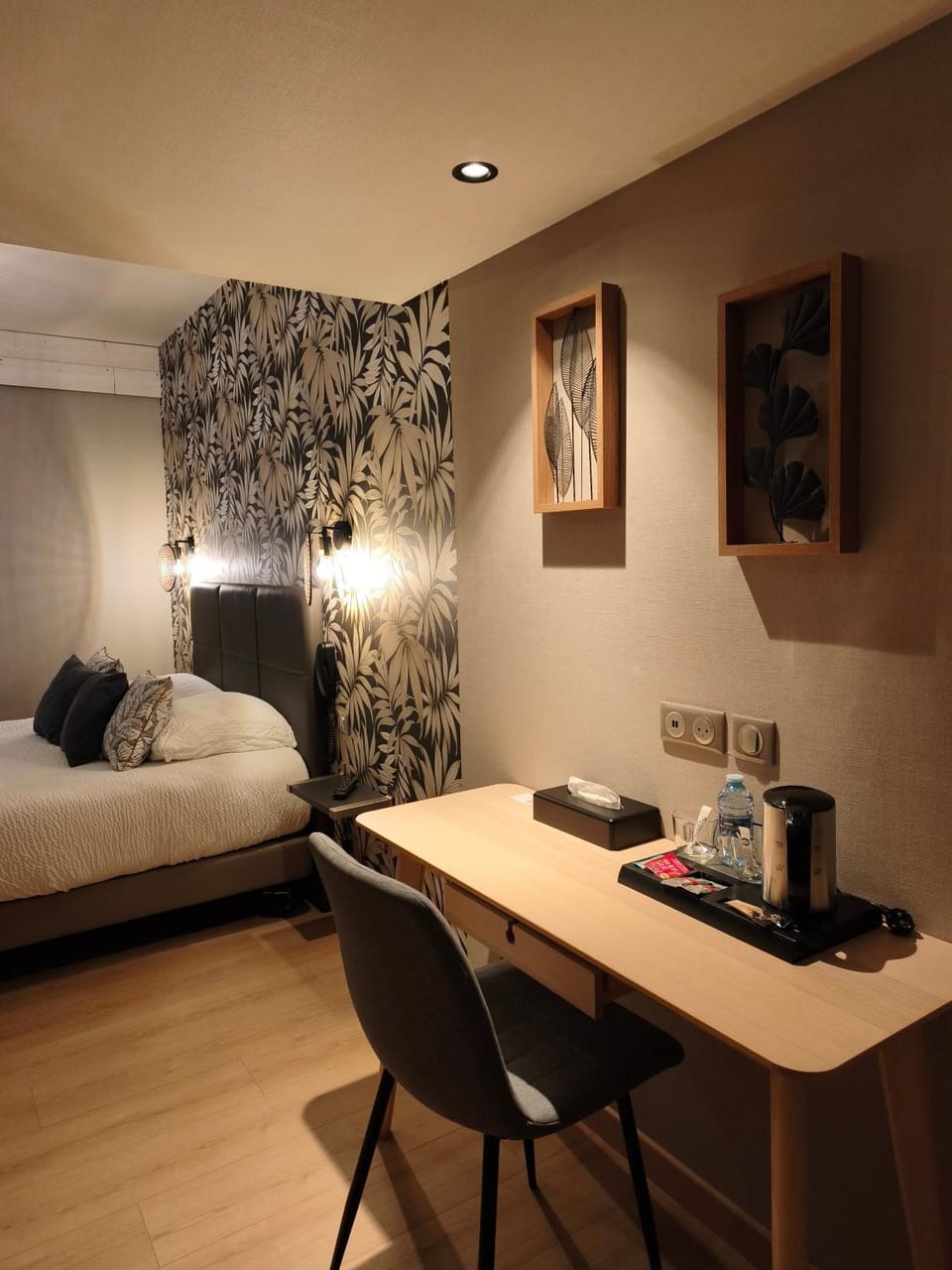 Coffee/tea facilities, Photo of the whole room, Seating area, Bedroom