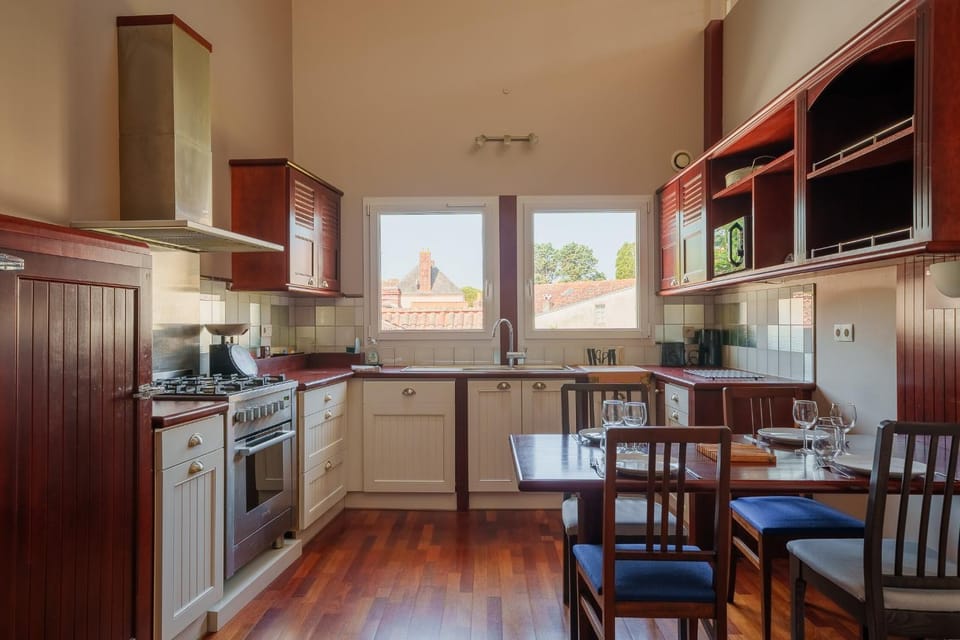 Kitchen or kitchenette, Dining area, stove