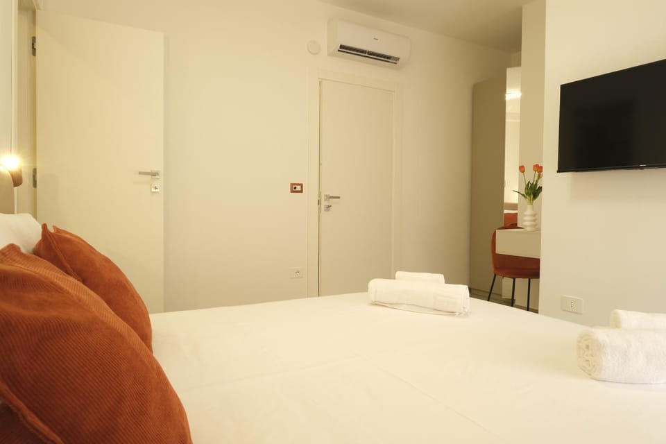 Bed, TV and multimedia, Bedroom, towels, air conditioner