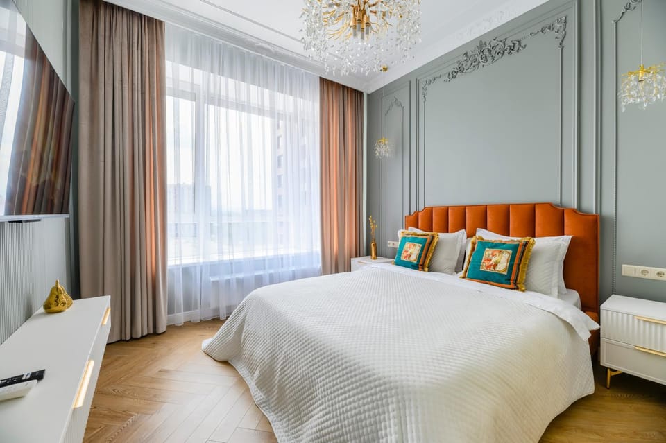 Bed, TV and multimedia, Bedroom