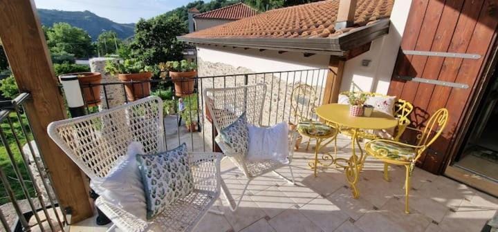 Property building, Natural landscape, Balcony/Terrace, Dining area, Mountain view