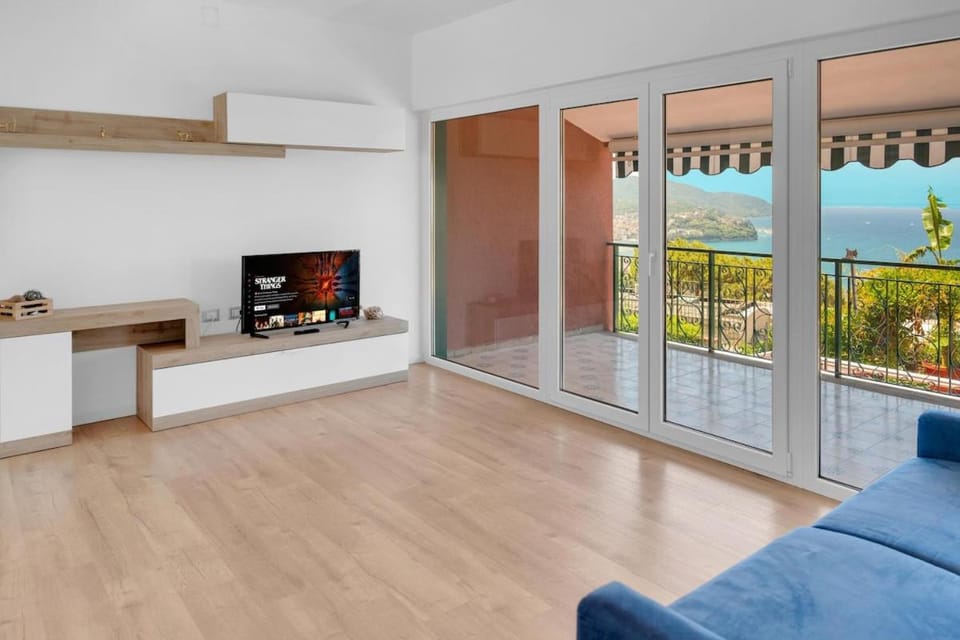 Natural landscape, TV and multimedia, View (from property/room), Balcony/Terrace, Living room, air conditioner