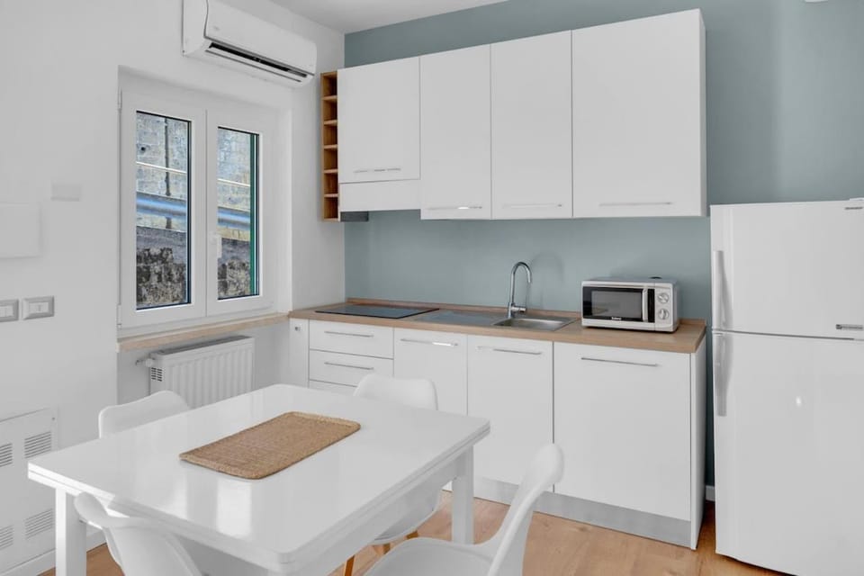 Kitchen or kitchenette, Dining area, dishwasher, oven, stove