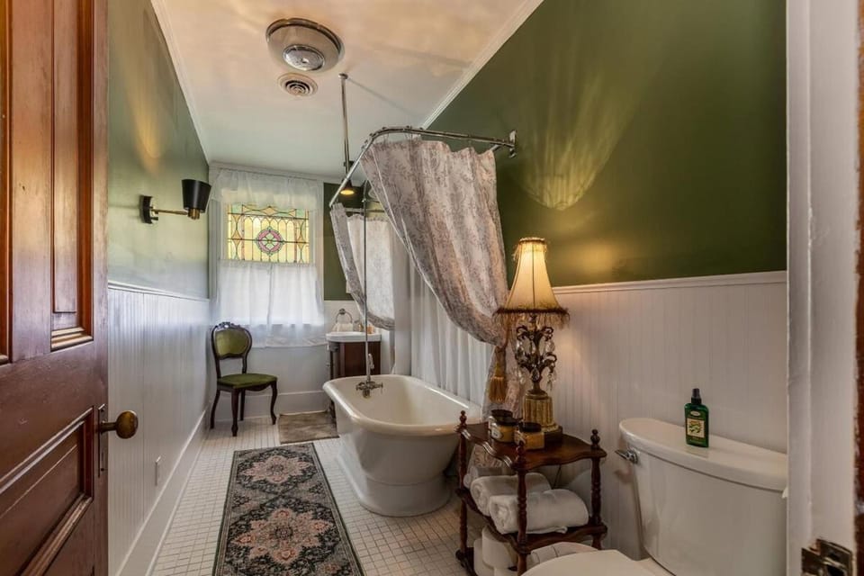 Magical Victorian near hiking wine trail House in Anna