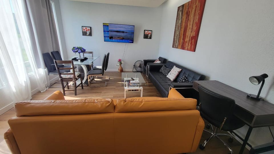 3 Bedroom House Near Airport and Downtown Apartment in Calgary