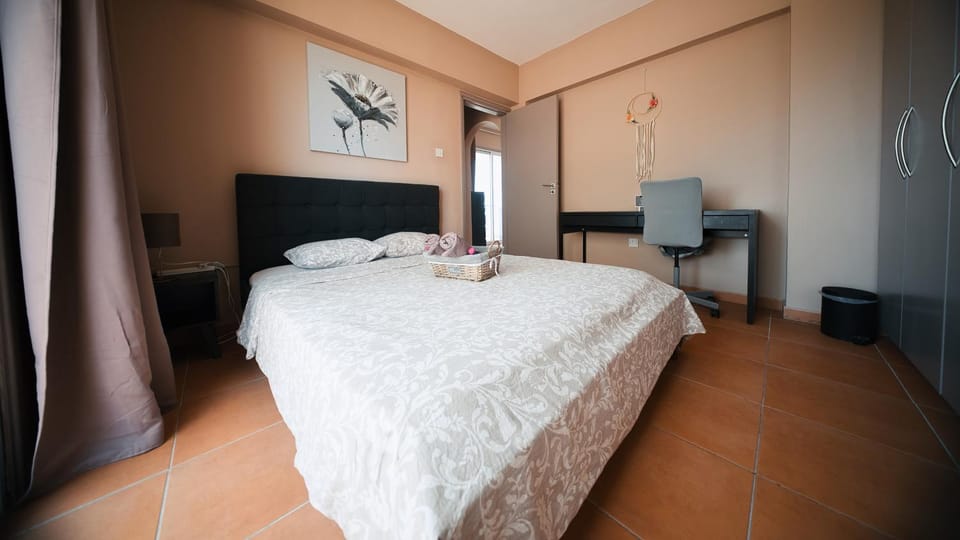 Bed, TV and multimedia, Bedroom