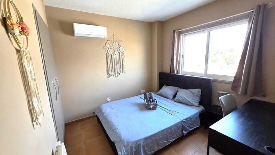 Bed, Photo of the whole room, Seating area, Bedroom, towels, air conditioner