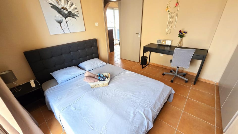 Bed, Photo of the whole room, Seating area, Bedroom