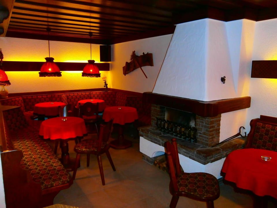 Lounge or bar, Internal: Not applicable to any particular room
