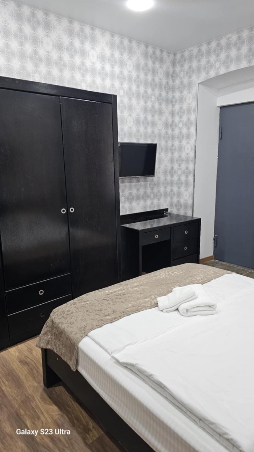Bed, TV and multimedia, wardrobe