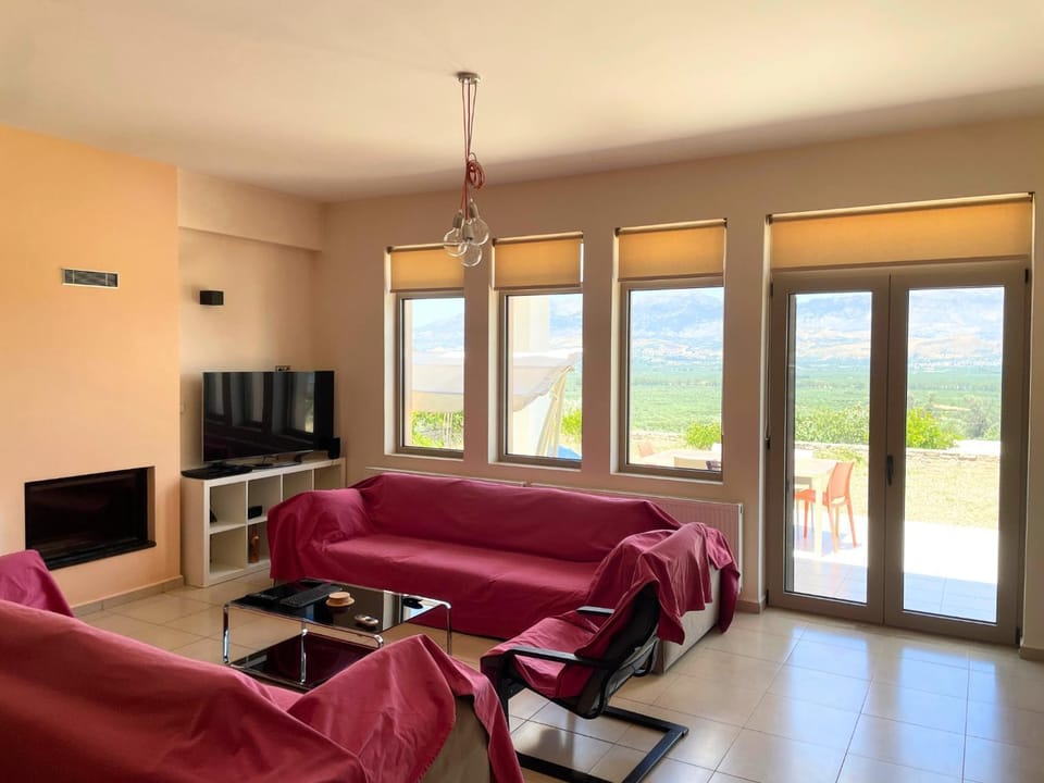 Communal lounge/ TV room, TV and multimedia, Living room, Seating area, Evening entertainment
