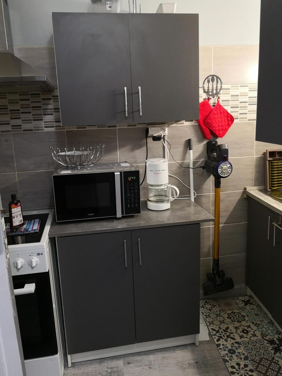 Coffee/tea facilities, oven