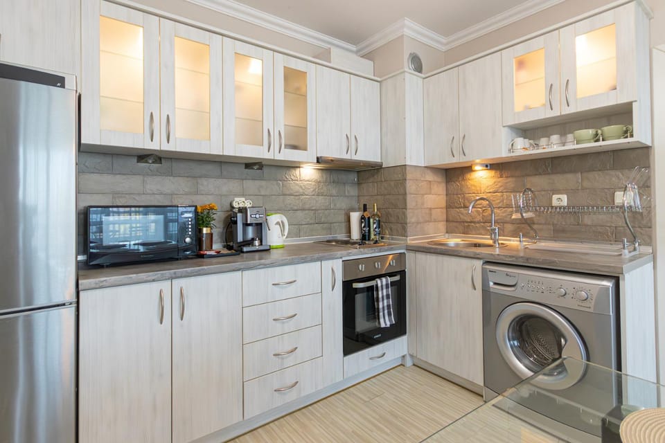 Coffee/tea facilities, Kitchen or kitchenette, oven, stove, toaster, washing machine