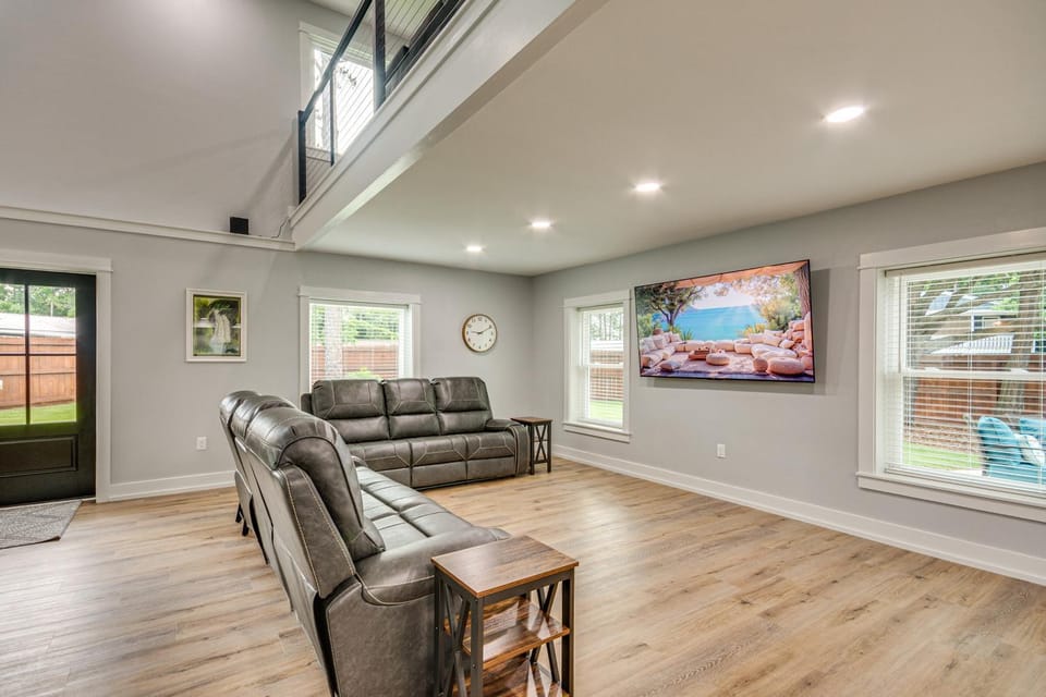 3 Mi to Navarre Beach: Home w/ Furnished Patio House in Alabama