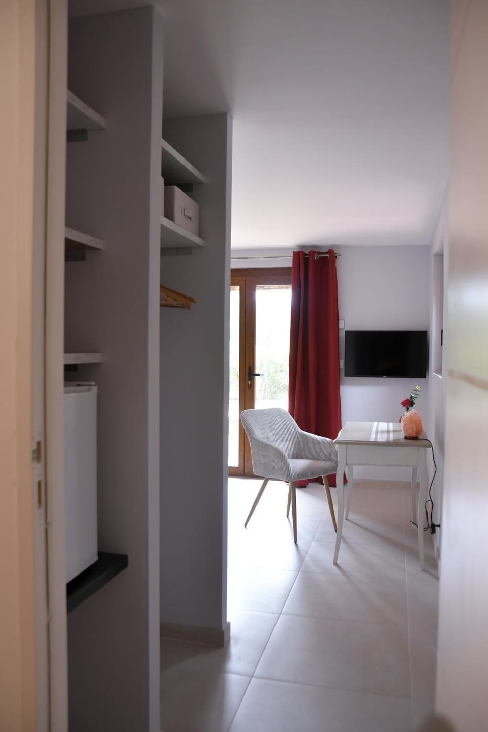 Bed, TV and multimedia, Photo of the whole room, Bedroom, towels