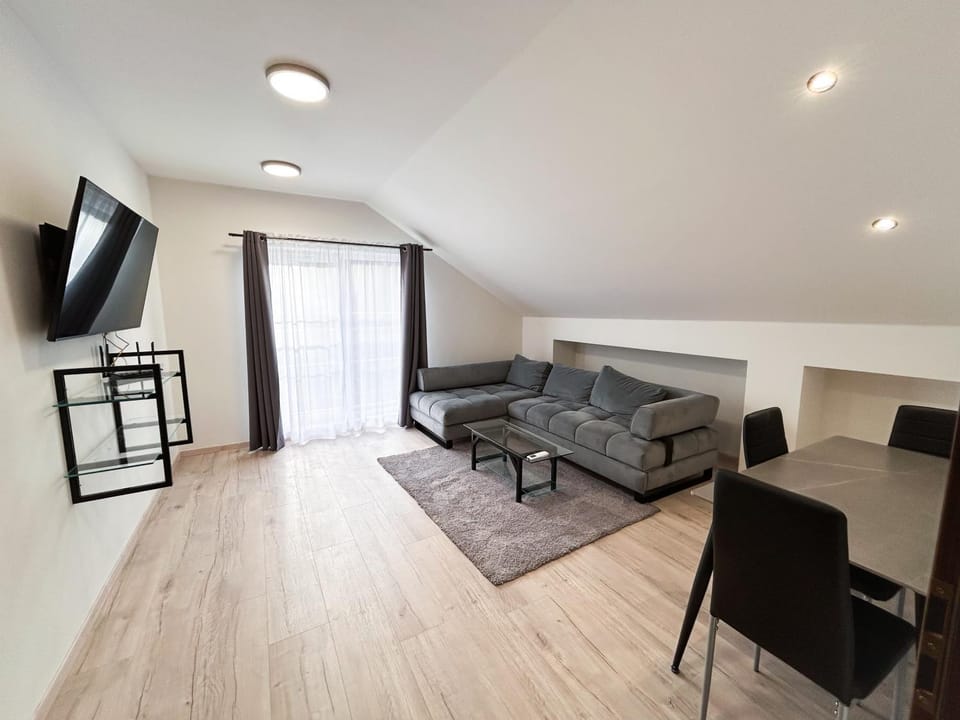 TV and multimedia, Living room, Seating area, Dining area, Evening entertainment