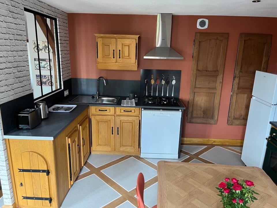 Coffee/tea facilities, dishwasher, stove, toaster