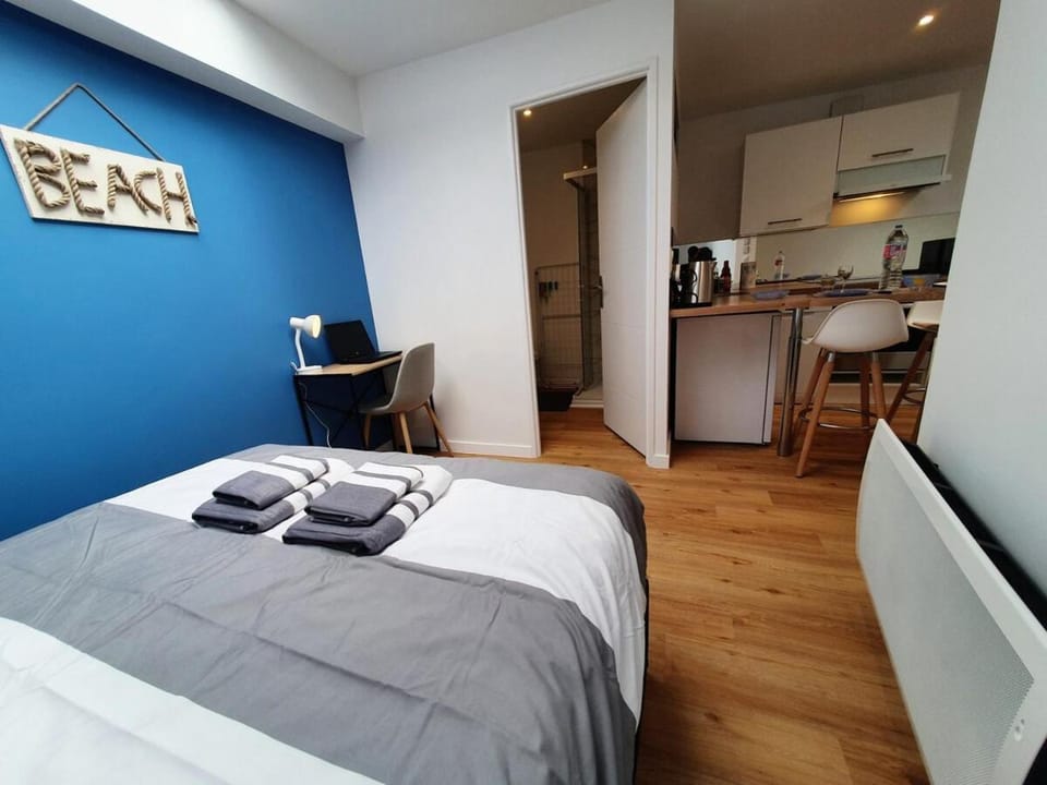 MOLENE I Studio Neuf I Parking Gratuit I Proche Mer I Wifi haut débit Apartment in Brittany