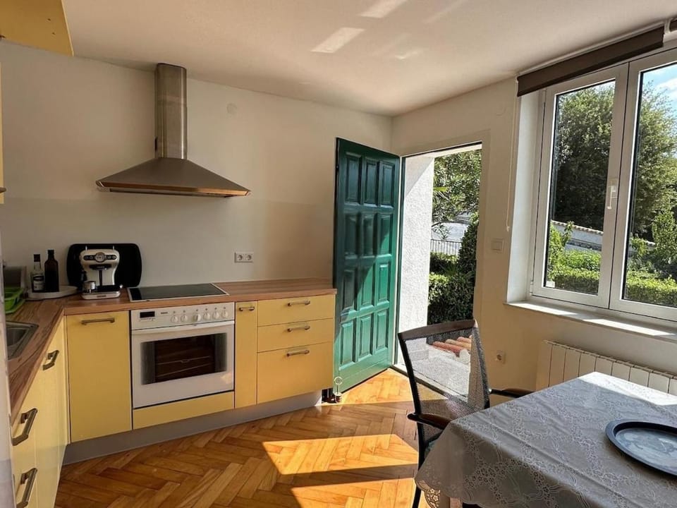 Coffee/tea facilities, Dining area, stove, toaster
