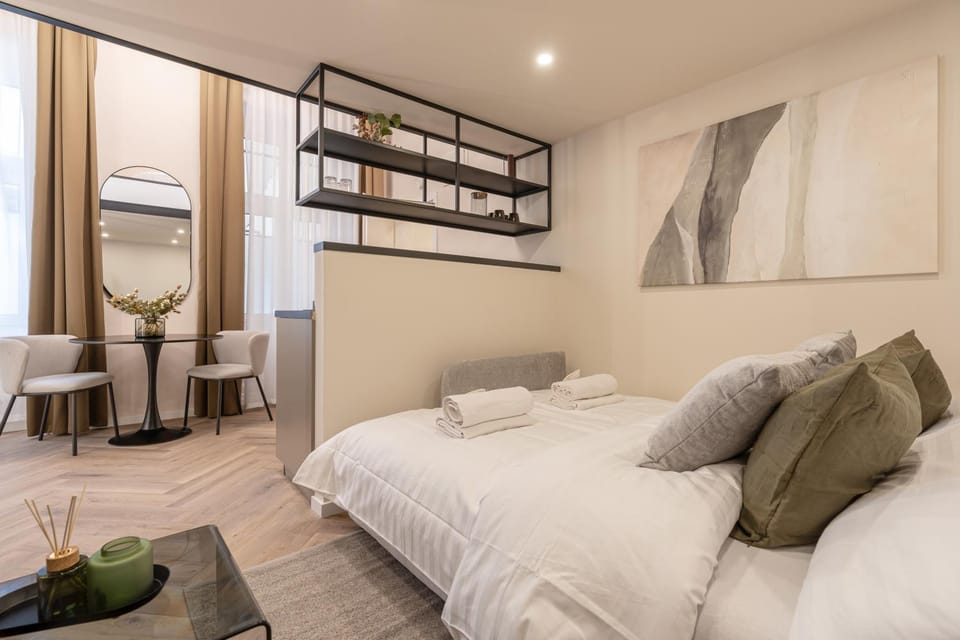 Bed, Living room, Photo of the whole room, Seating area, towels