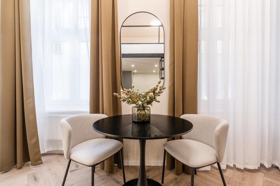 Seating area, Dining area