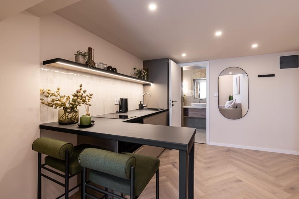 Kitchen or kitchenette, Dining area, stove