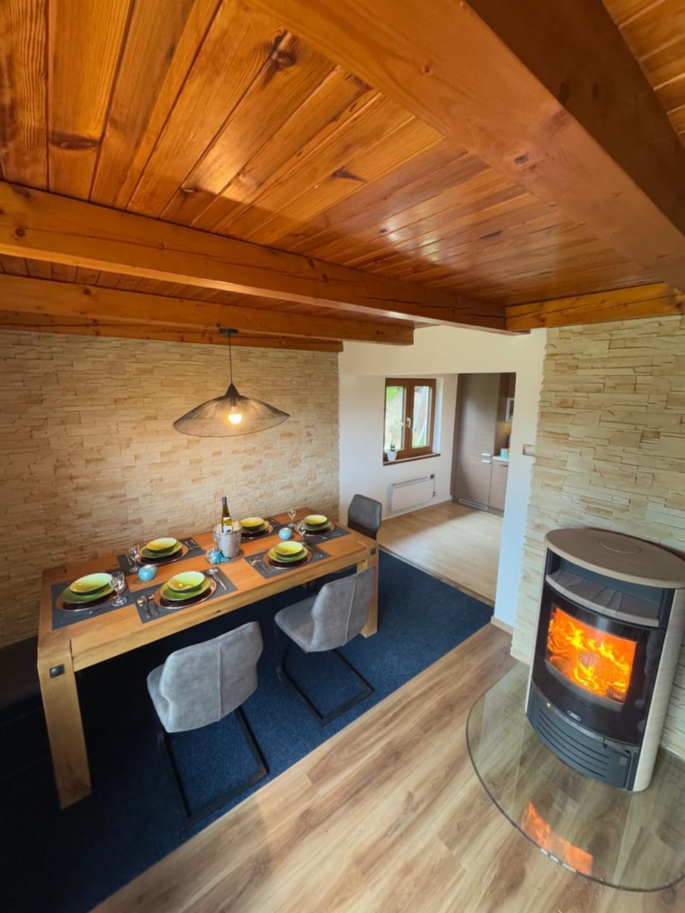 Seating area, Dining area