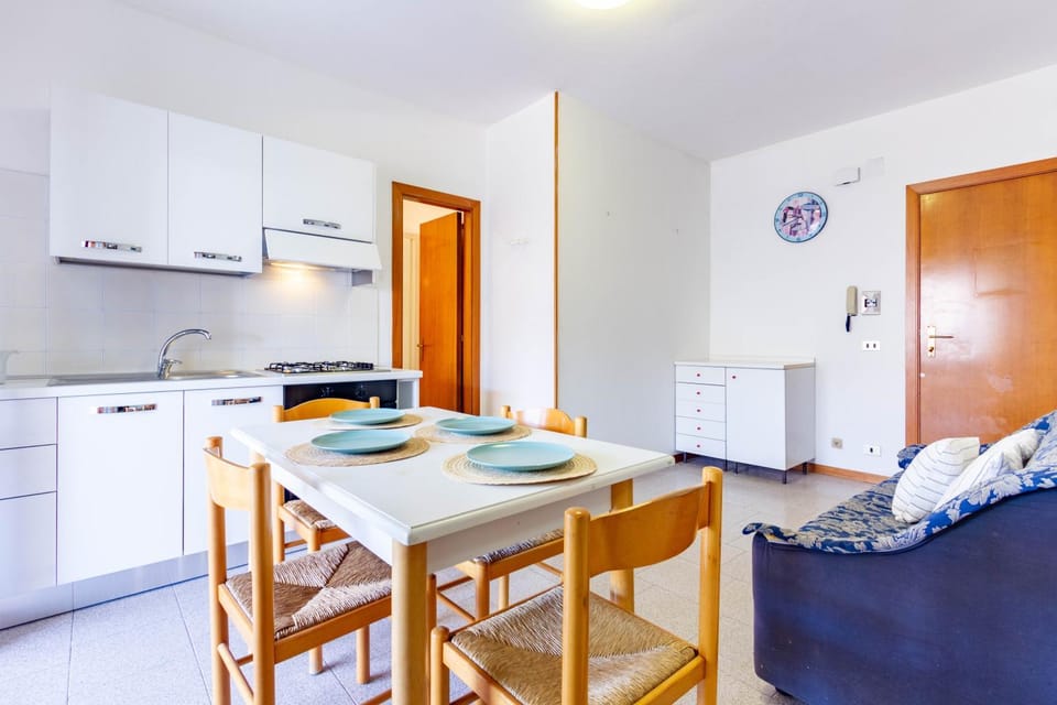 Kitchen or kitchenette, Dining area, oven, stove