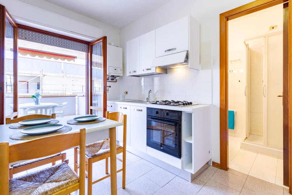 Kitchen or kitchenette, Dining area, stove