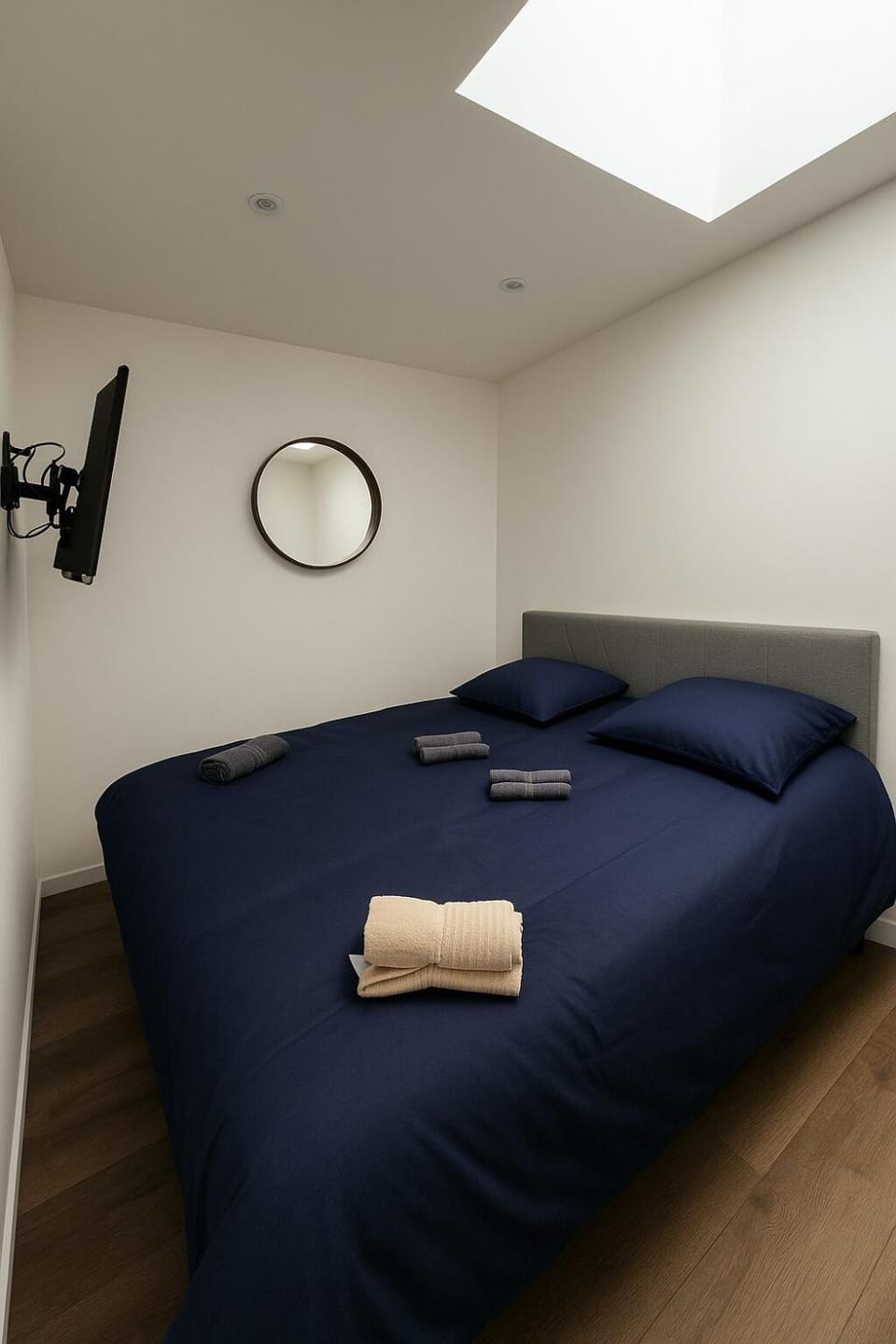 Bed, TV and multimedia, Photo of the whole room, Bedroom, towels