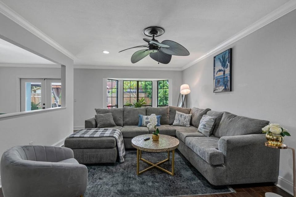 Luxury 5 BDRM Home - Stunning Pool - Huge Backyard House in Temple Terrace