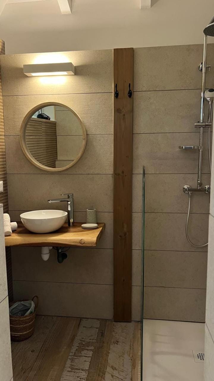 Shower, Bathroom, Swimming pool, Breakfast