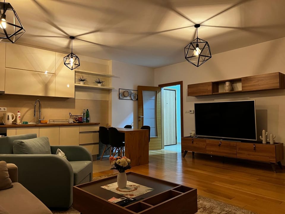 TV and multimedia, Living room, Seating area, Dining area
