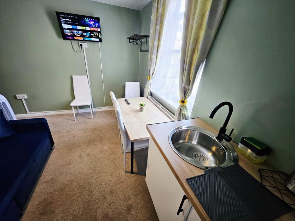 TV and multimedia, Coffee/tea facilities, Kitchen or kitchenette, Living room, Seating area, Dining area