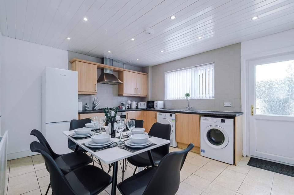 Spacious 2-Bed Home 5mins to Co-op Live & Etihad Campus w Free Parking House in Manchester