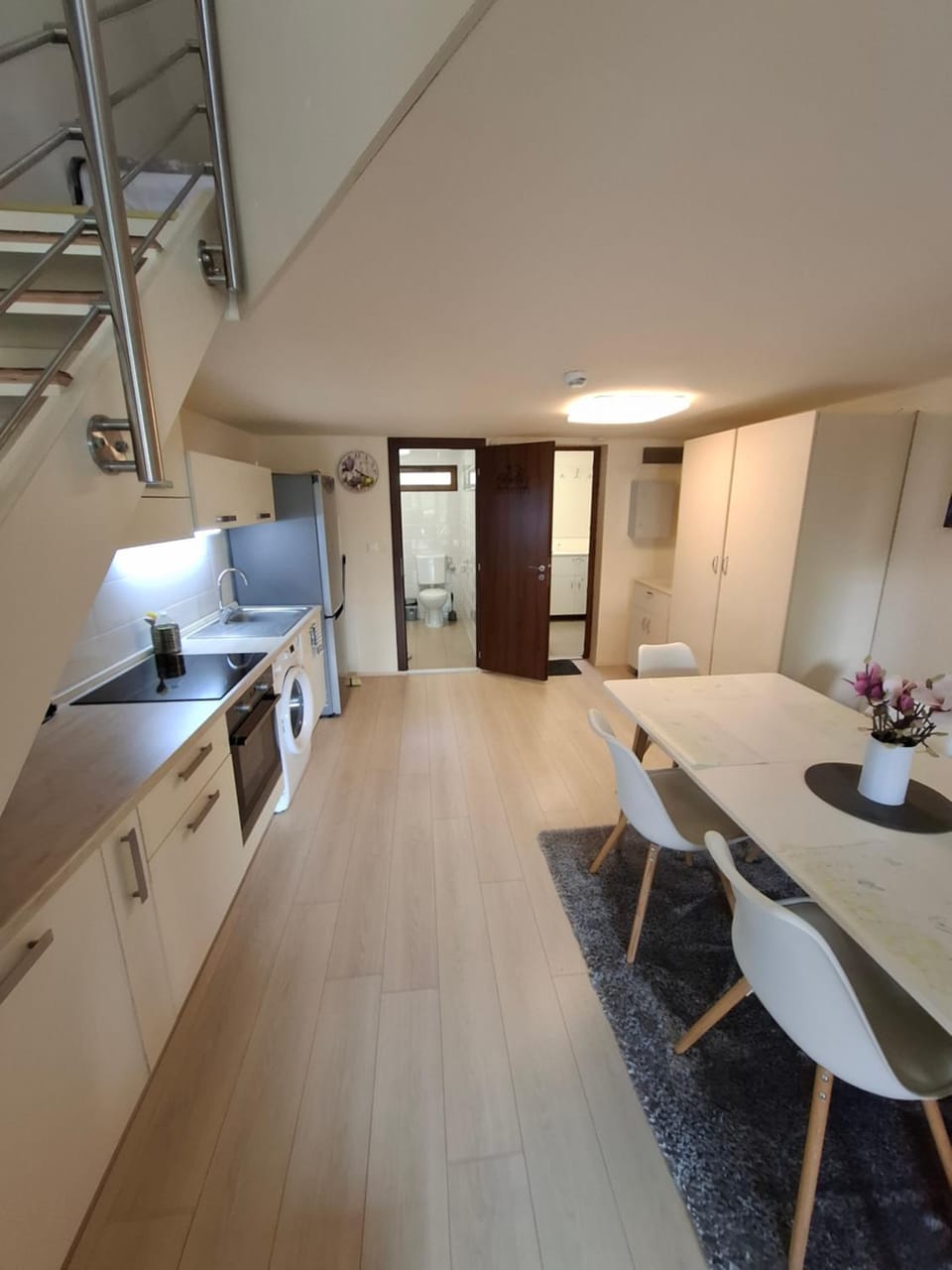 Kitchen or kitchenette, Dining area