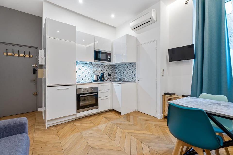 TV and multimedia, Kitchen or kitchenette, Living room, Seating area, Dining area, oven, stove, air conditioner