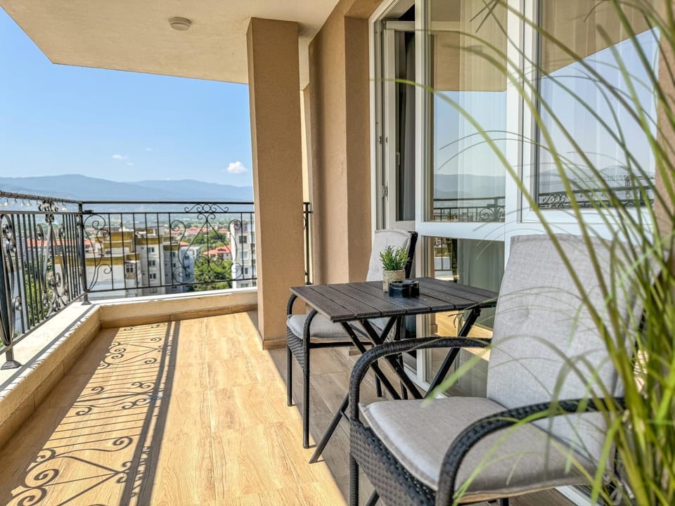 View (from property/room), Balcony/Terrace, Balcony/Terrace, Seating area, Dining area, Mountain view
