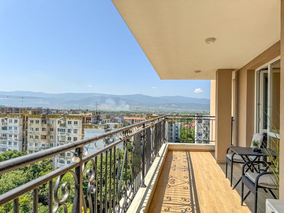 Property building, Patio, Day, View (from property/room), Balcony/Terrace, Mountain view