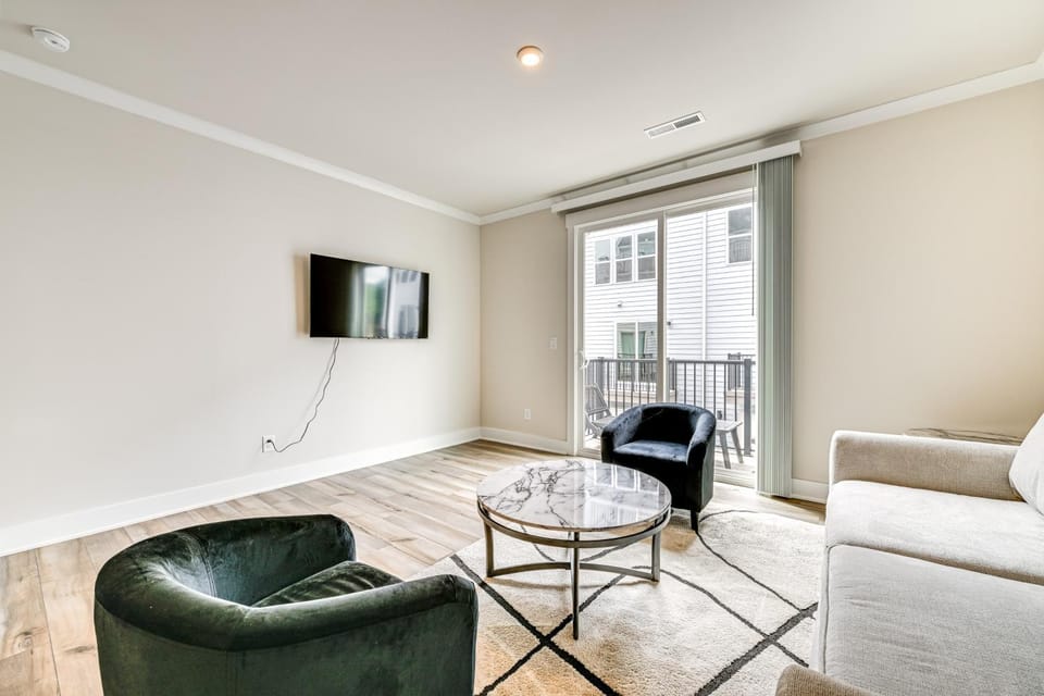 2 Mi to Dtwn Charlotte: Unit w/ Rooftop Deck! House in Charlotte