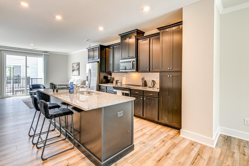 2 Mi to Dtwn Charlotte: Unit w/ Rooftop Deck! House in Charlotte