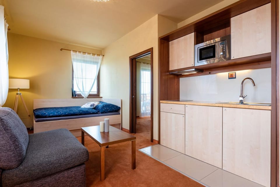 Bed, TV and multimedia, Photo of the whole room, Seating area, Bedroom, wardrobe