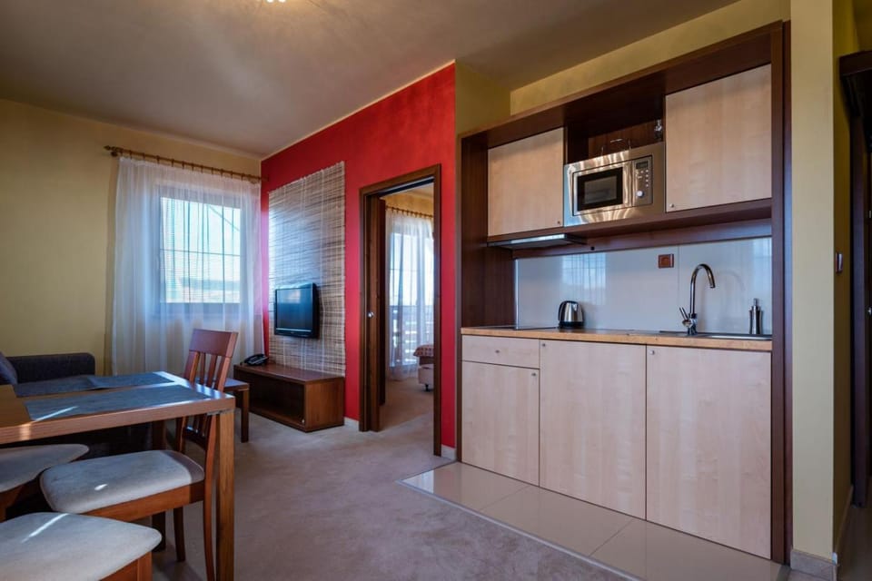 TV and multimedia, Kitchen or kitchenette, Dining area, stove