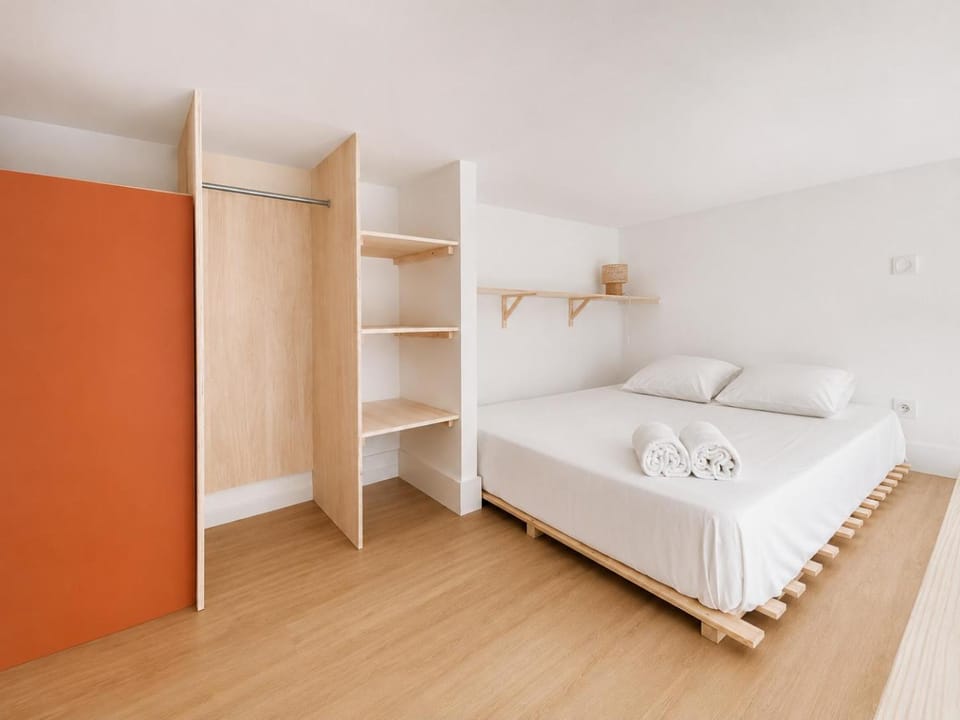 Bed, Photo of the whole room, Bedroom, towels